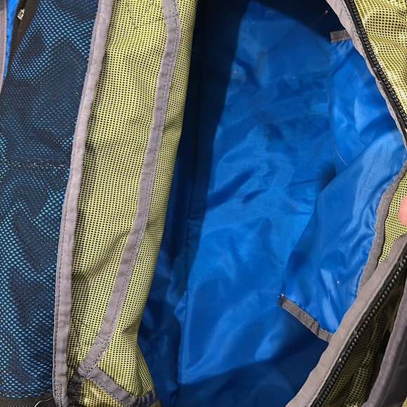 Patagonia black hole duffle bag in FGRN (55L?) detachable shoulder straps, GUC - Picture 4 of 11